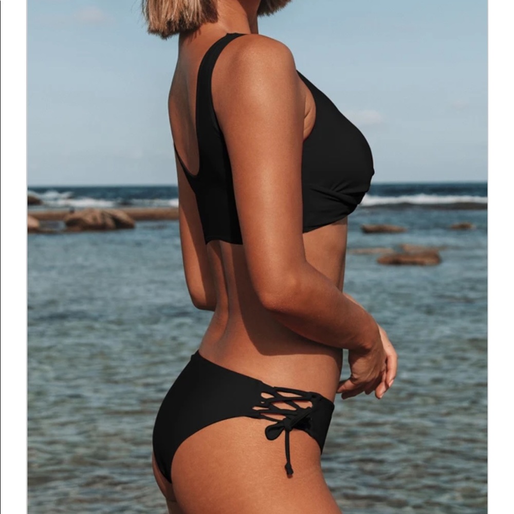 Bikini - Picture 2 of 9